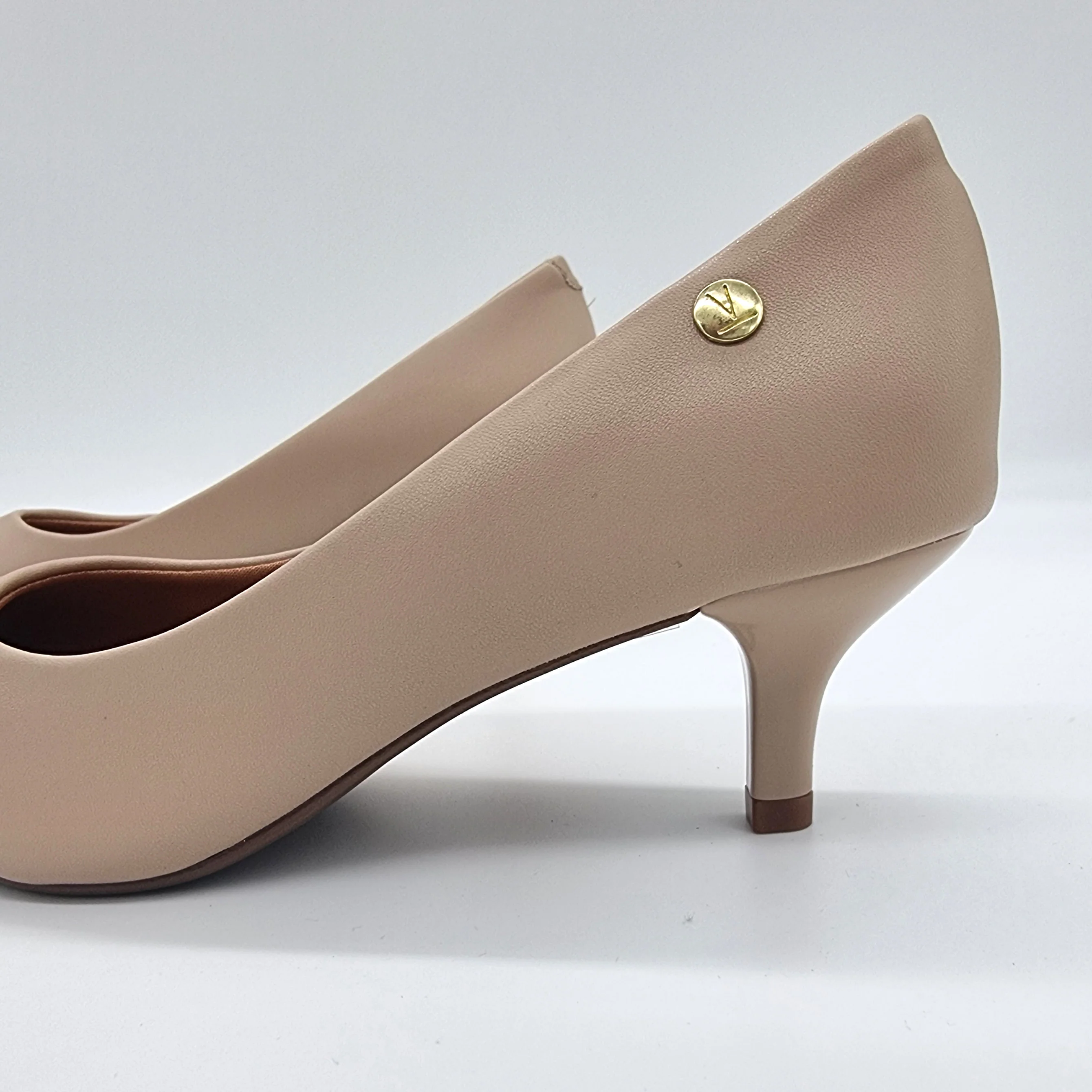 Vizzano 1122-828 Kitten Heel Pointy Toe Pump in Beige Napa - Image 2