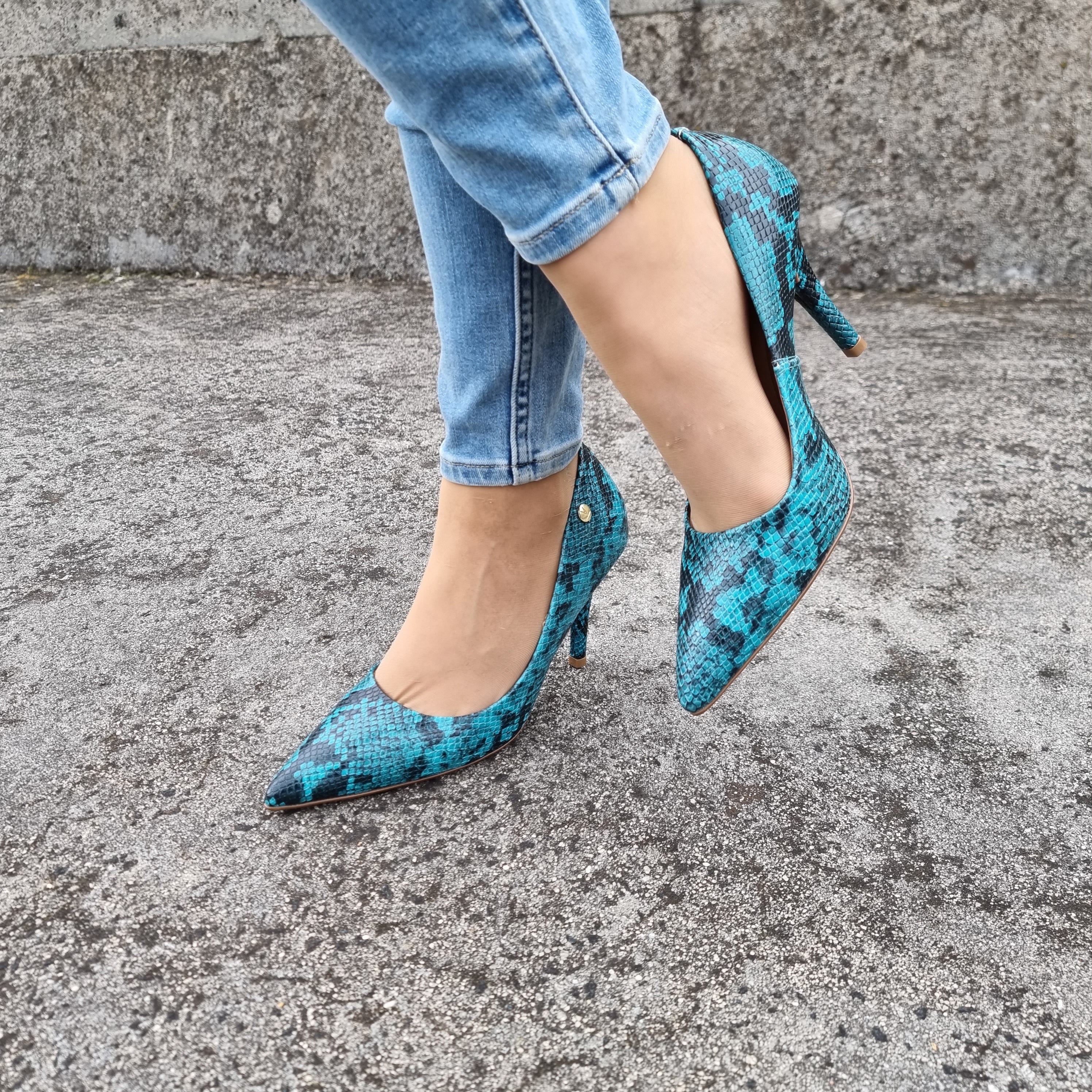 Vizzano 1184-1101 Pointy Toe Pump in Multi Emerald Napa Cobra - Image 3