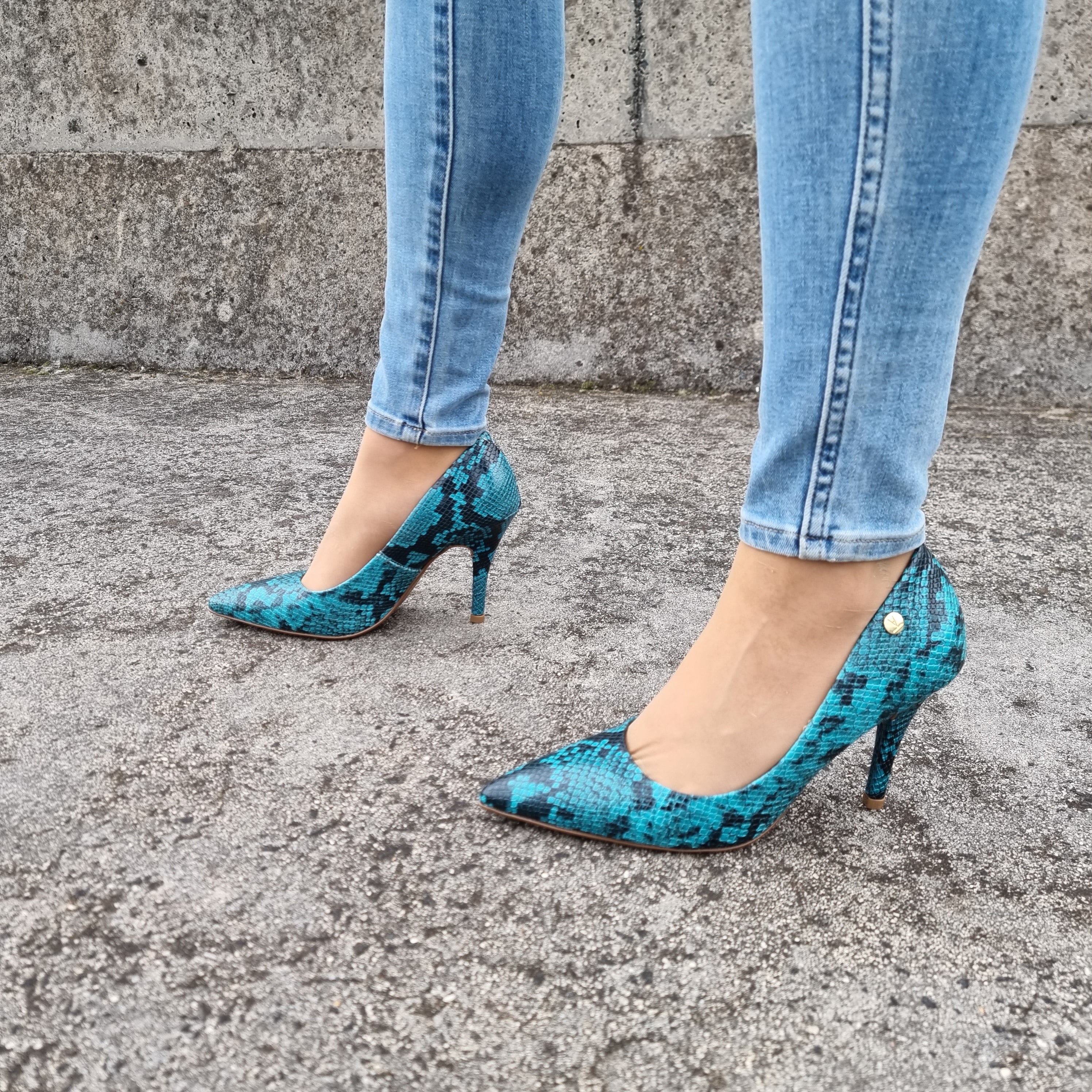 Vizzano 1184-1101 Pointy Toe Pump in Multi Emerald Napa Cobra - Image 4