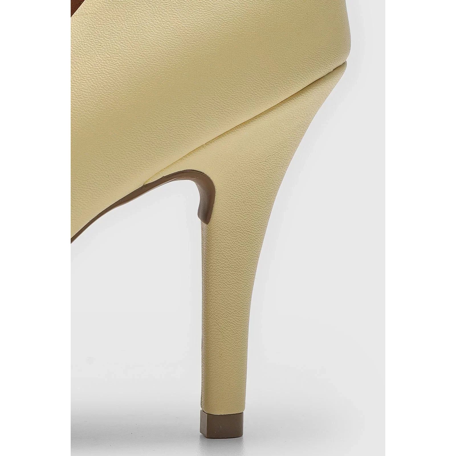 Vizzano 1184-1101 Pointy Toe Pump in Pale Yellow Napa - Image 5