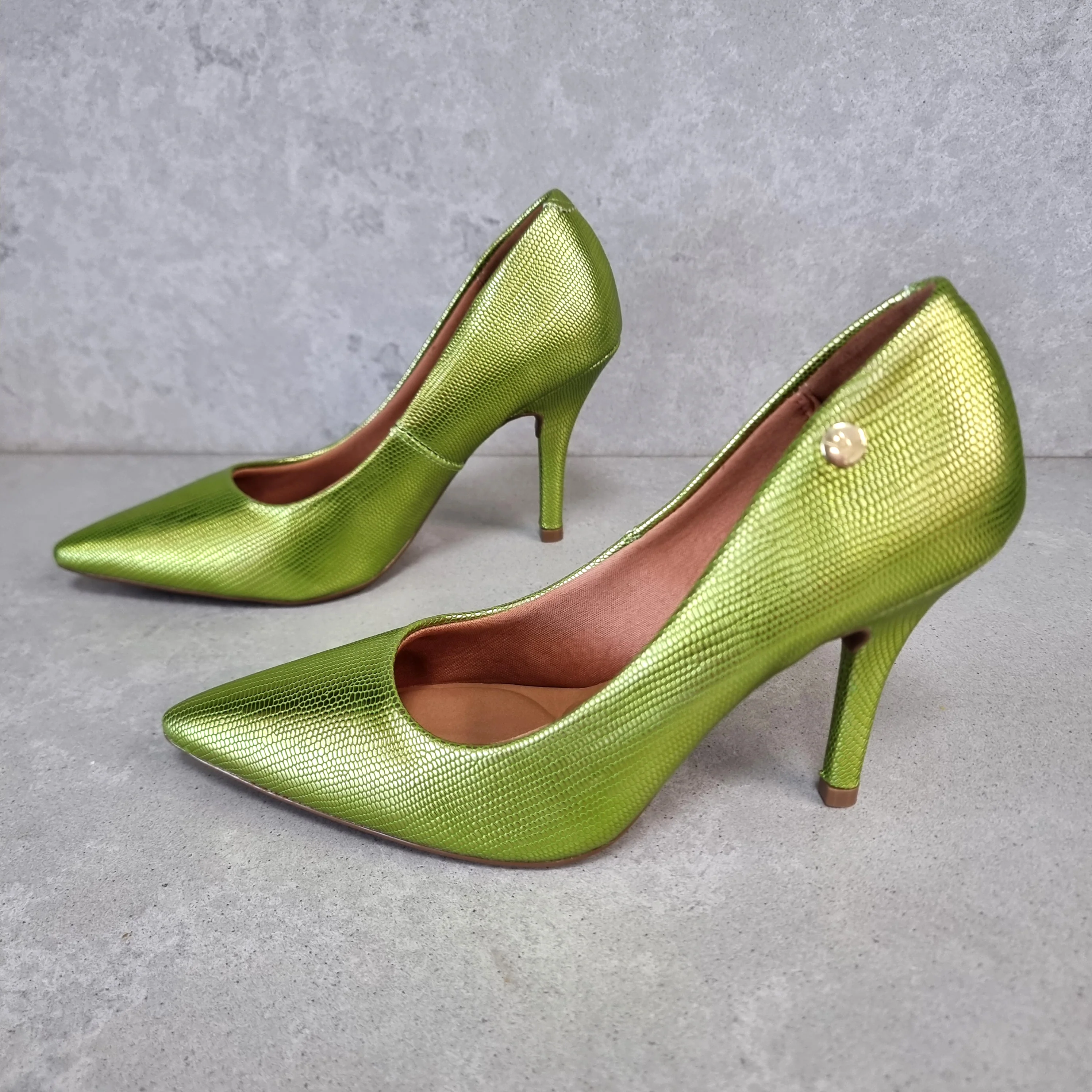 Vizzano 1184-1501 Pointy Toe Pump in Green Metallic Lizard - Image 4