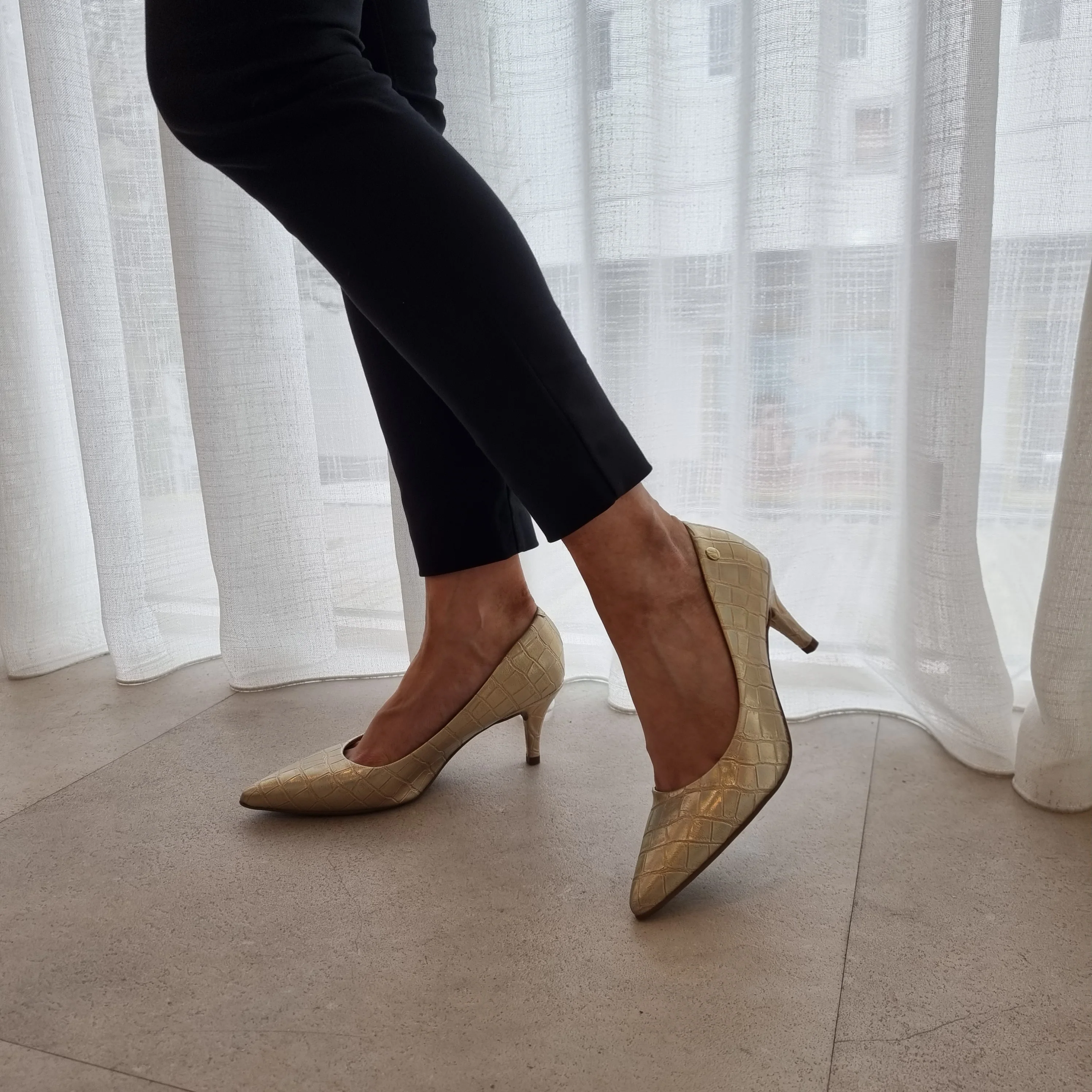 Vizzano 1185-1302 Pointy Toe Pump in Gold Holographic Croc - Image 4