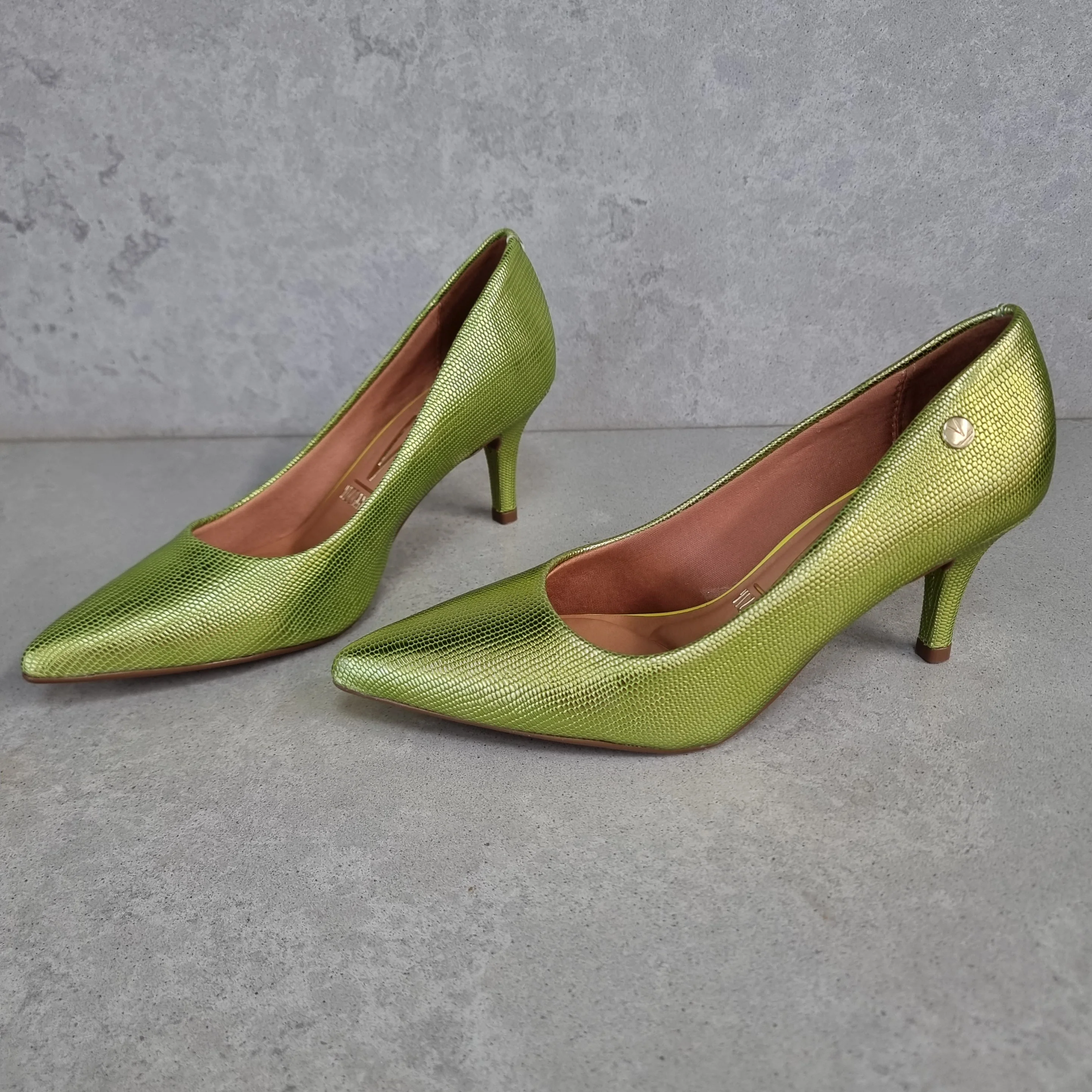 Vizzano 1185-1302 Pointy Toe Pump in Green Metallic Lizard - Image 2