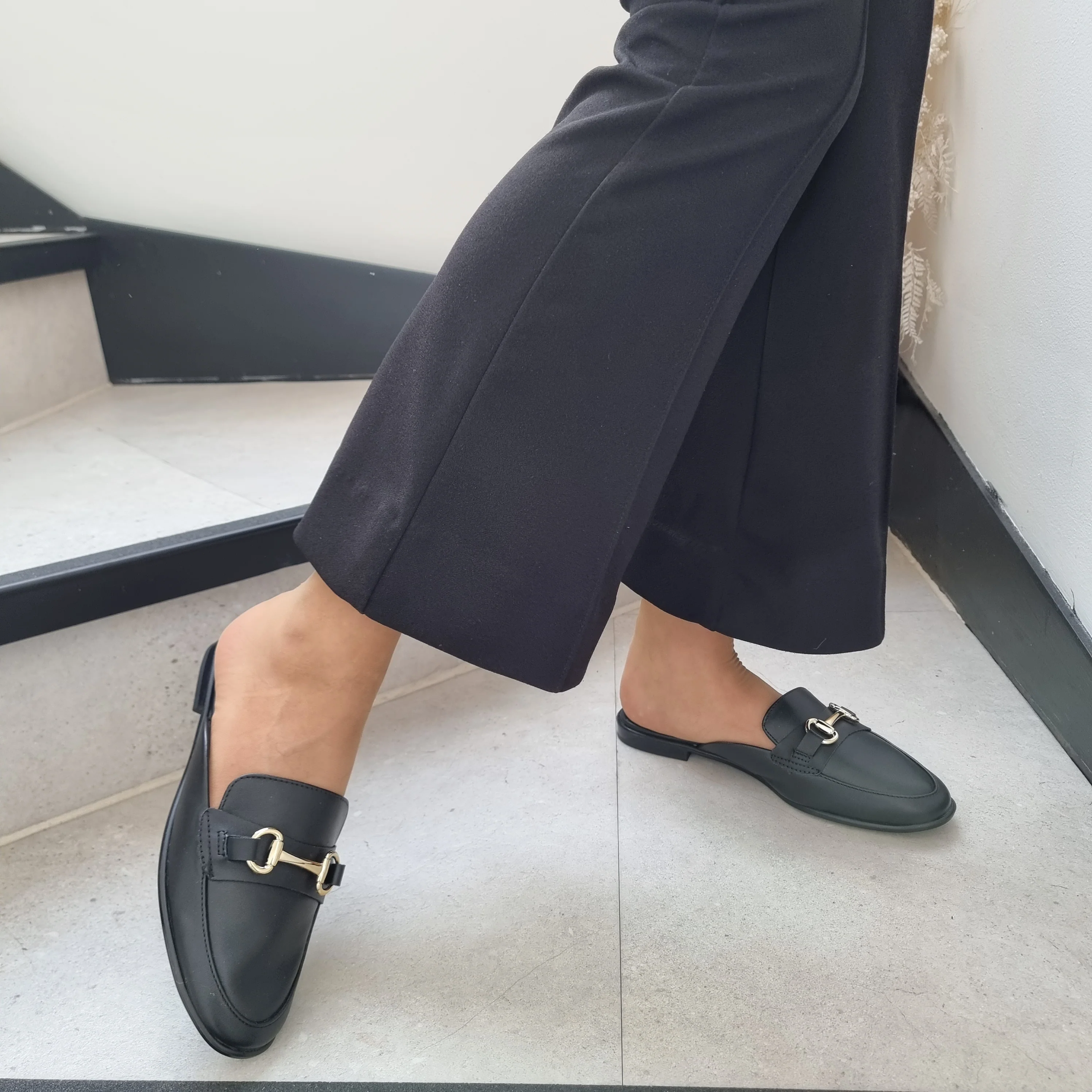 Vizzano 1376-110 Round Toe Flat Mule in Black Napa - Image 2