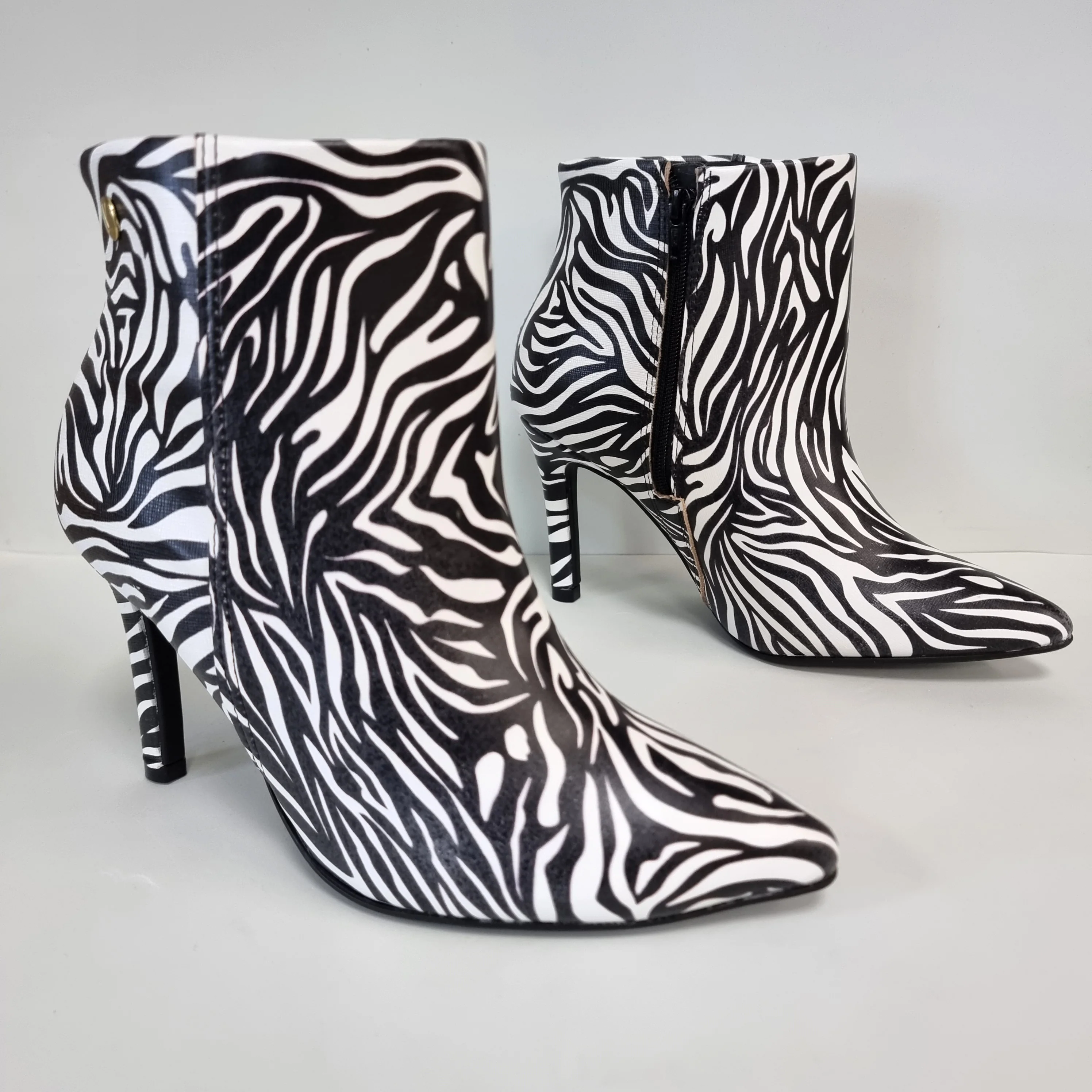 Vizzano 3049-219 Pointy Toe Stiletto Heel Ankle Boot in White/Black - Image 3